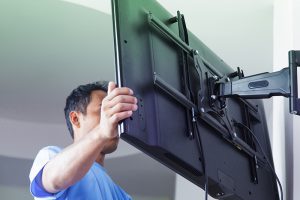 Read more about the article 電視壁掛架怎麼安裝？壁掛架怎麼選？5大安裝步驟大公開